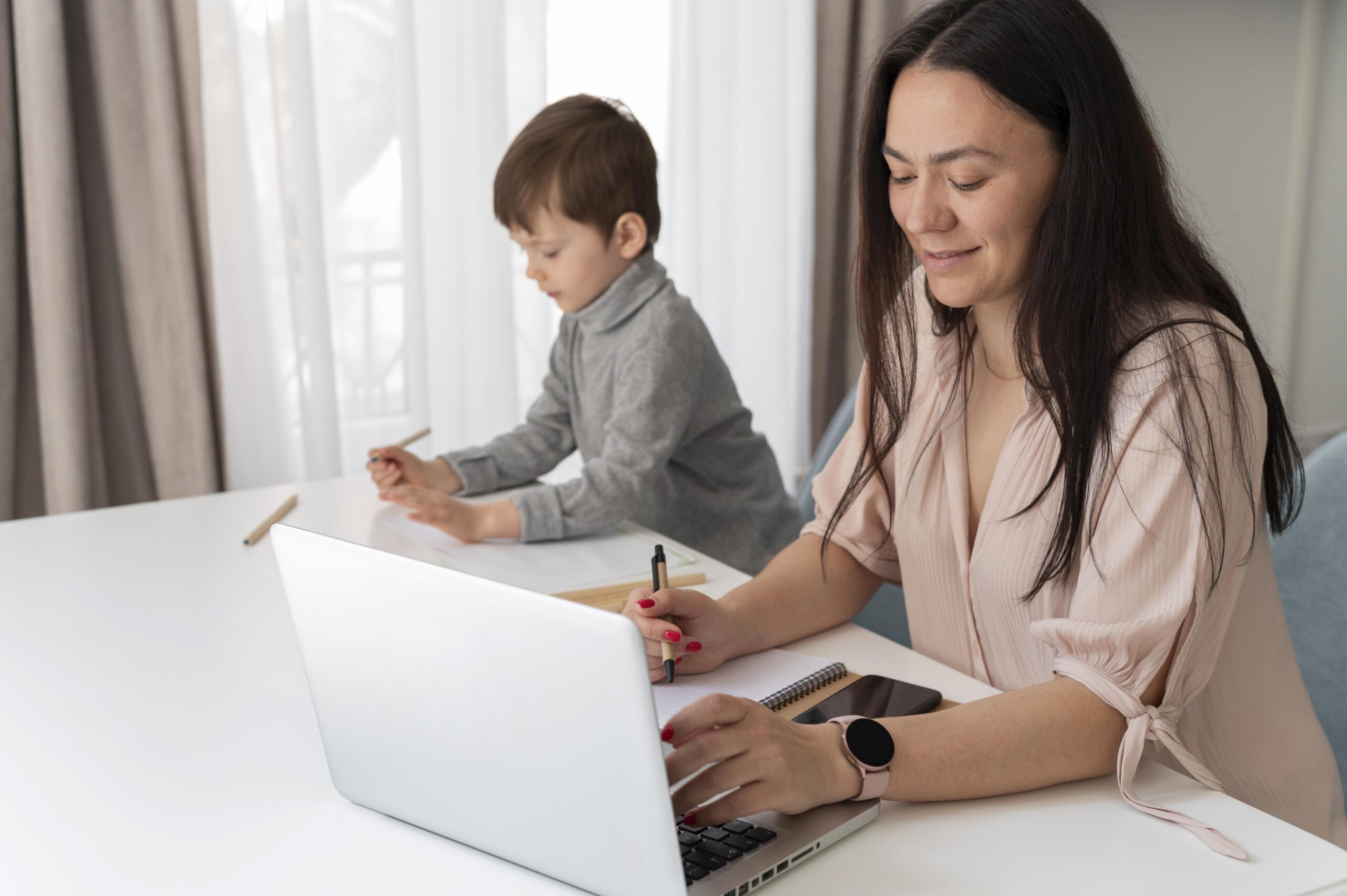 Estudos apontam a maternidade como fator determinante da desigualdade salarial entre homens e mulheres