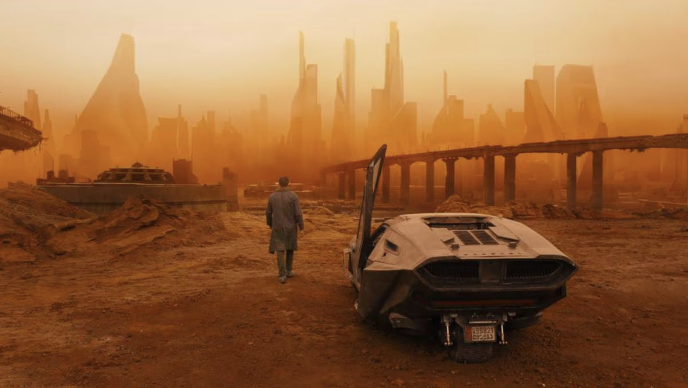 Cena de um futuro distópico no filme Blade Runner 2049, de Denis Villeneuve