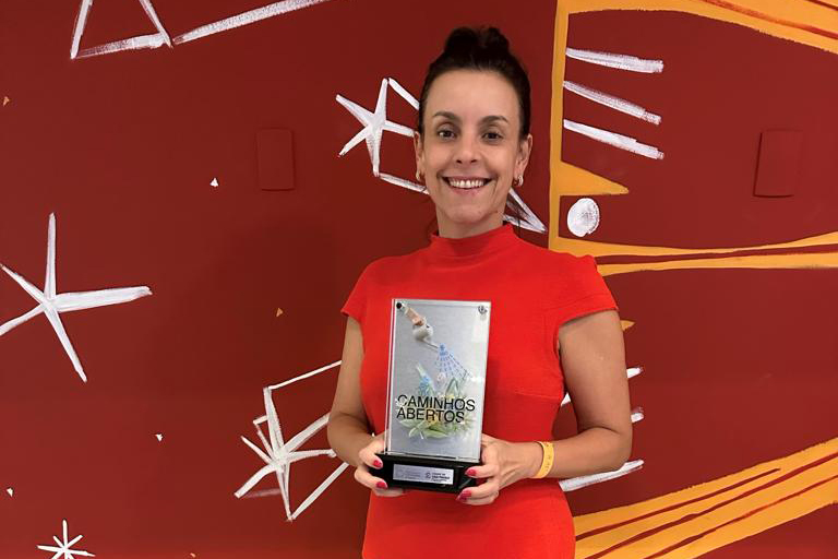 Juliana Porchat de Assis recebe o prêmio, entregue no início deste mês