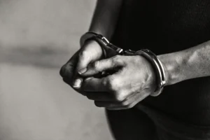 A decisão não pode ser baseada apenas na gravidade do crime ou na comoção social
