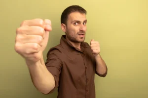 O dilema entre agir por dever ou por interesse próprio pode ser observado em situações cotidianas que revelam muito sobre a moralidade de quem age