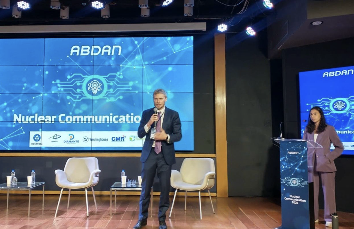 Ivan Dybov, diretor da Rosatom para a América Latina, durante painel no Nuclear Communication 2025, no Rio de Janeiro, evento promovido pela ABDAN para debater reputação internacional, novas tecnologias e os desafios da comunicação no setor nuclear