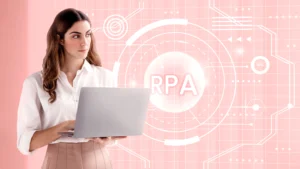 Mulher em pé, segurando um laptop aberto, olha para o lado enquanto ao fundo aparecem elementos gráficos digitais em rosa com a sigla “RPA”, representando automação de processos e tecnologia.