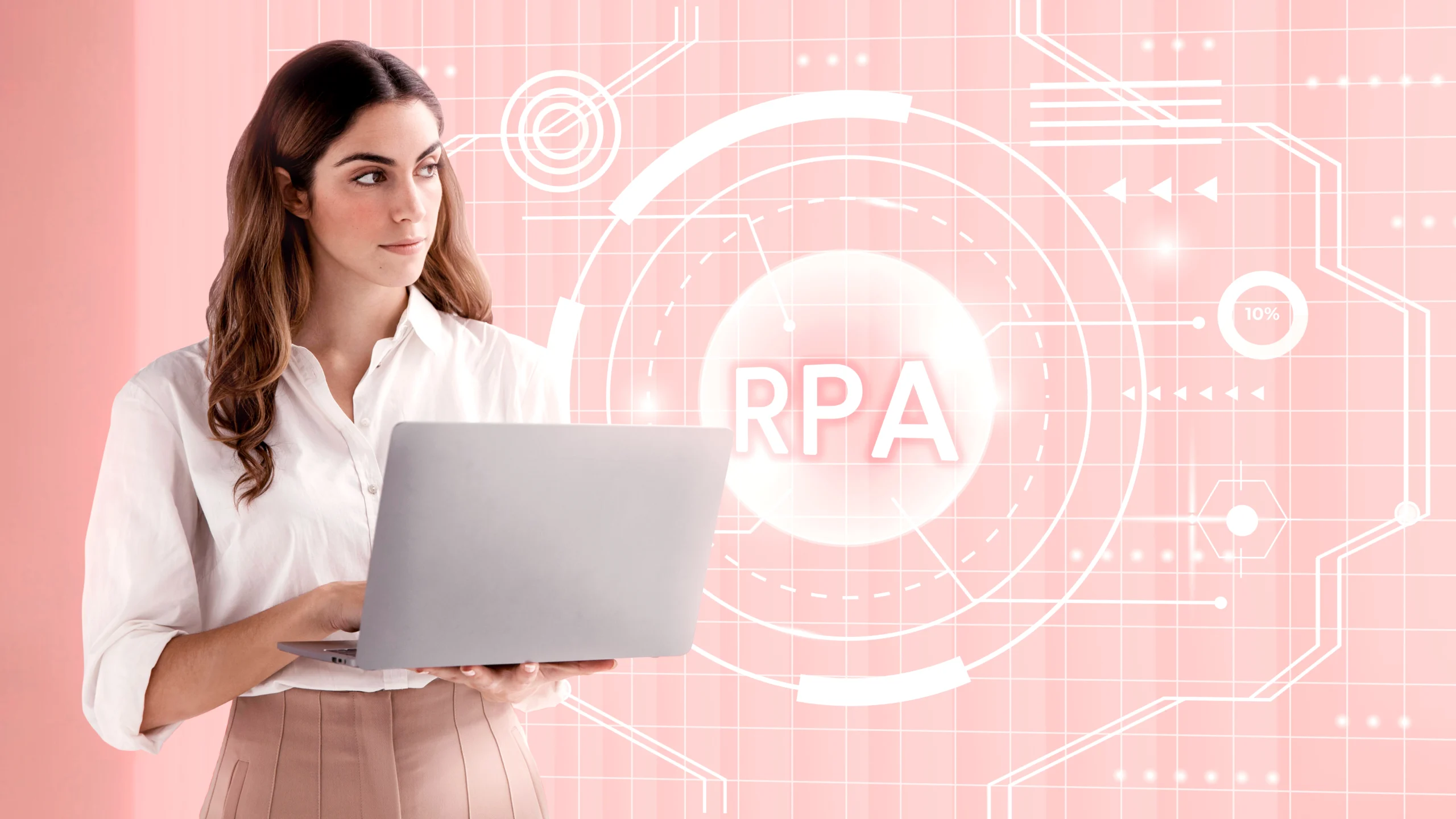 Mulher em pé, segurando um laptop aberto, olha para o lado enquanto ao fundo aparecem elementos gráficos digitais em rosa com a sigla “RPA”, representando automação de processos e tecnologia.