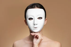 Há uma diferença sutil, mas poderosa, entre parecer forte e ser forte: a primeira depende do aplauso, a segunda, do silêncio