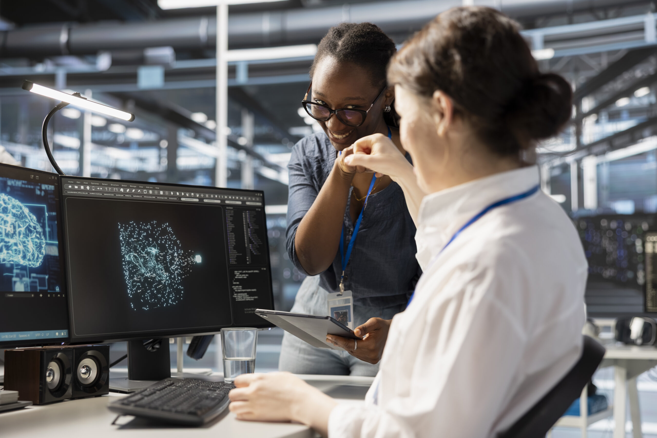 Homem usando laptop em ambiente corporativo, sentado à mesa com café ao lado, digitando enquanto observa um gráfico na tela. A iluminação é suave e o cenário transmite foco e análise.