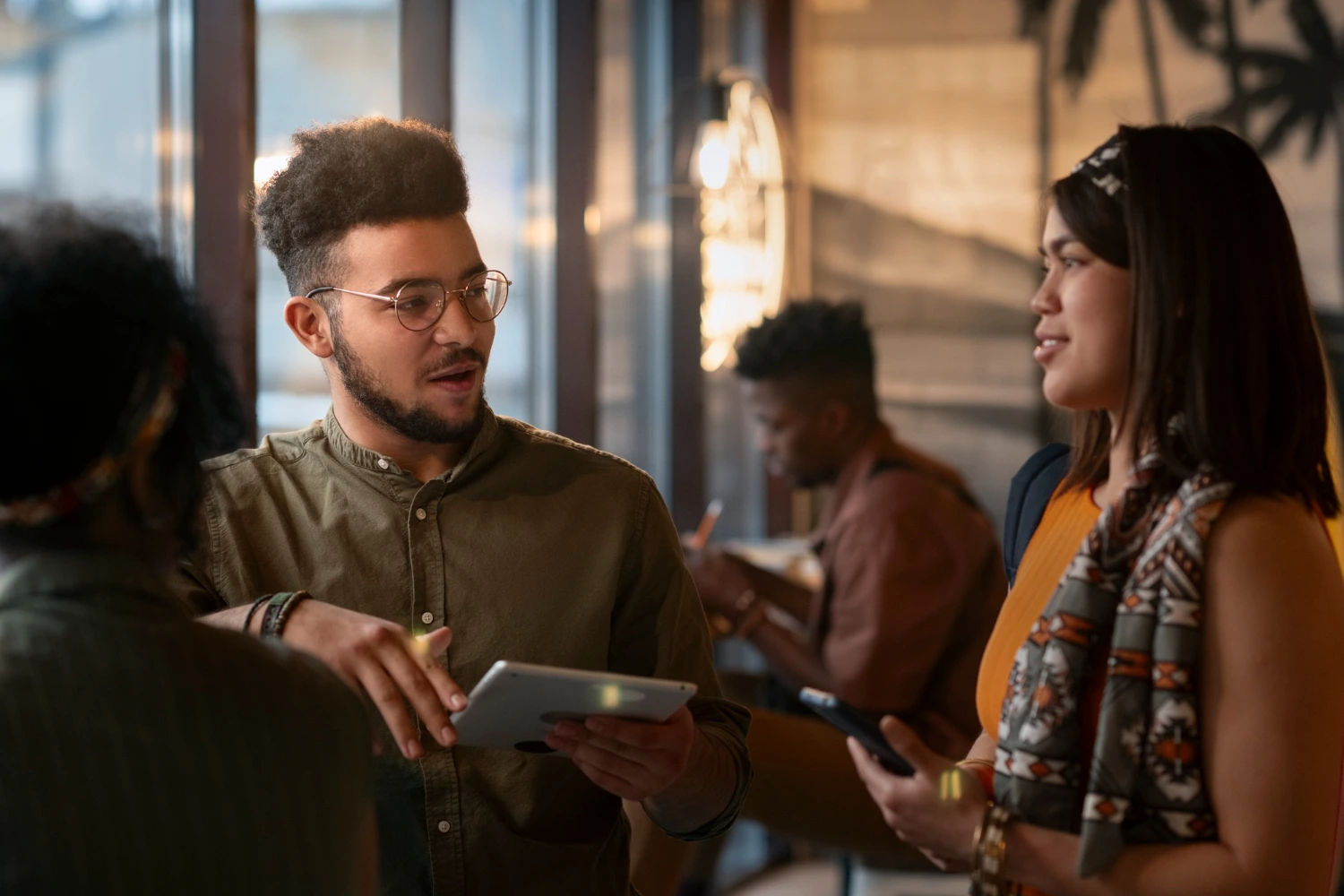 Reuniões longas e improdutivas são sintomas de comunicação confusa. Quando ninguém sabe dizer o que quer, a conversa vira um passeio em círculos