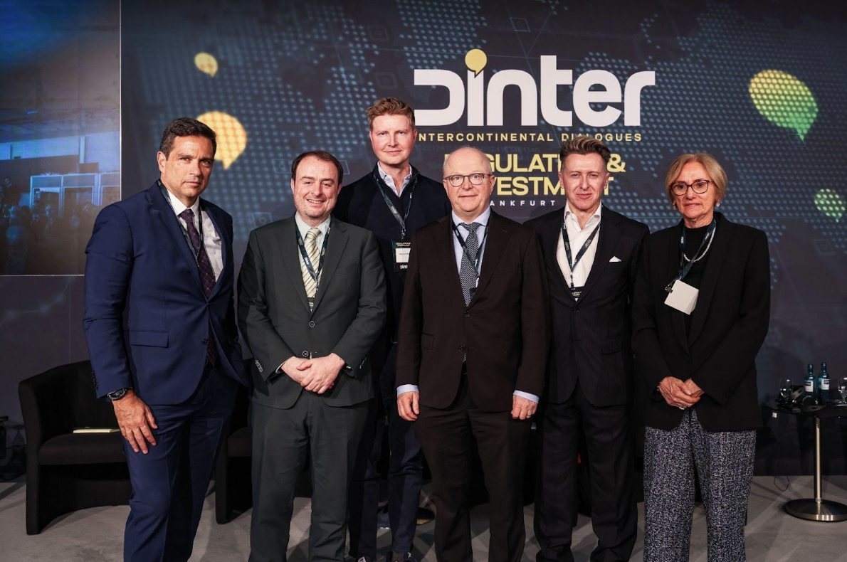 Participantes de painel do evento Regulation & Investment, em Frankfurt, discutem o papel dos bancos centrais na digitalização do sistema financeiro, com temas como PIX, open finance, tokenização e stablecoins.