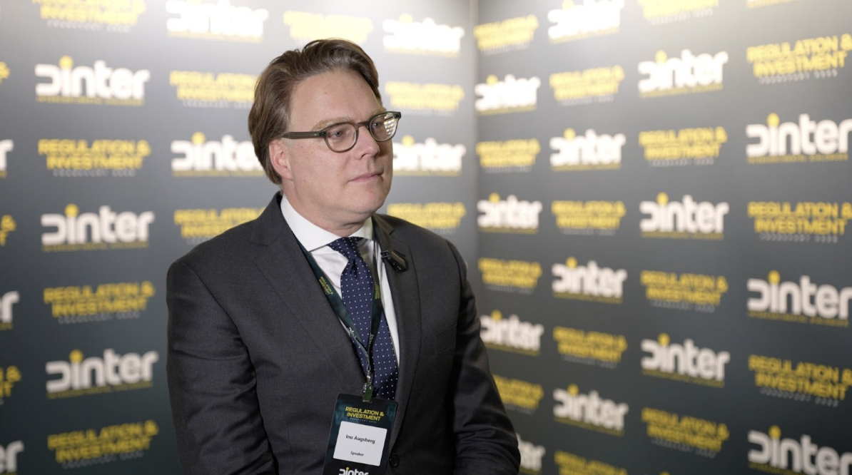 Professor Ino Augsberg concede entrevista em Frankfurt durante evento sobre regulação e democracia, discutindo judicialização e papel das cortes constitucionais.