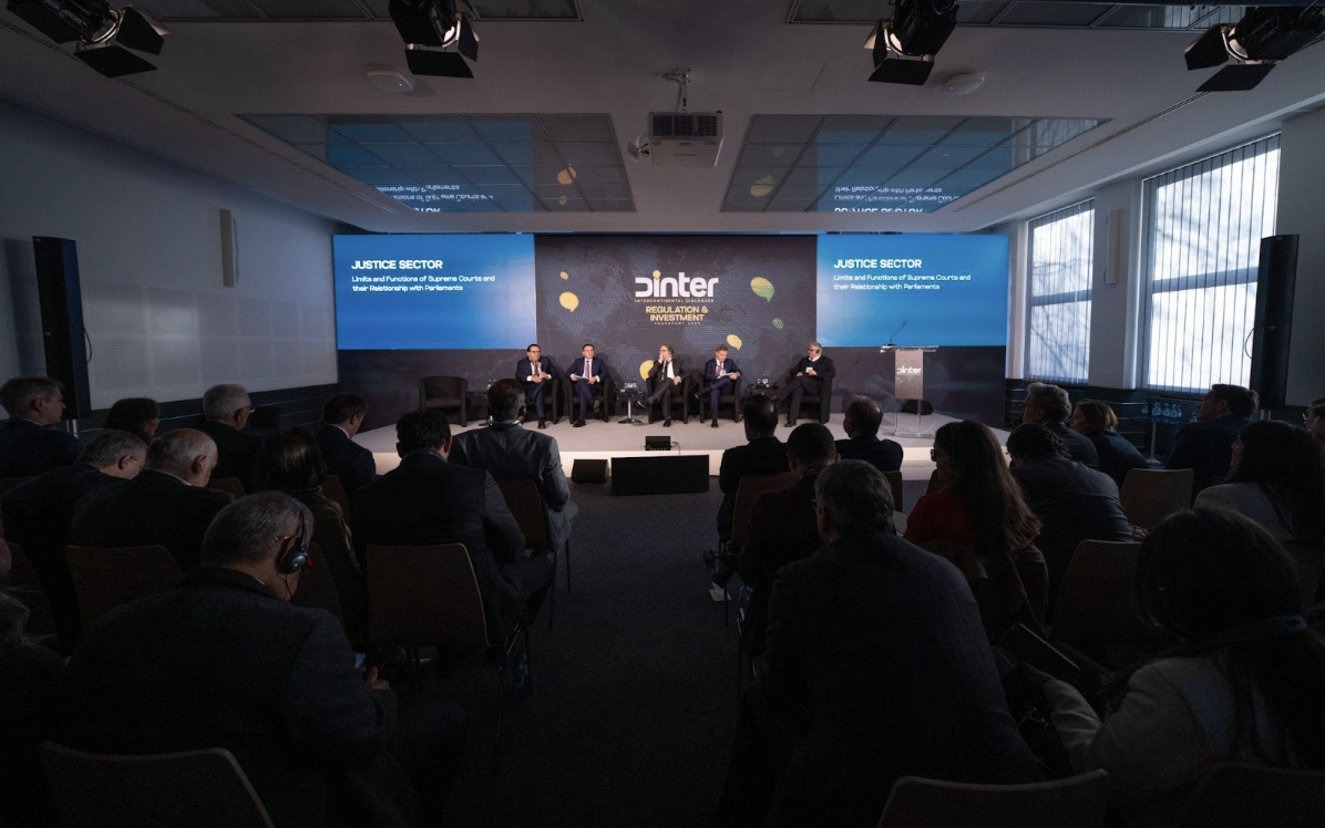 Autoridades e especialistas participam do primeiro dia do evento Regulation & Investment, em Frankfurt, debatendo segurança jurídica, cooperação internacional e estabilidade democrática.