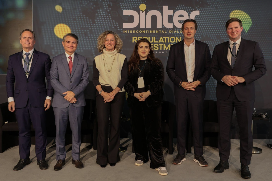 Especialistas participam de painel em Frankfurt sobre inovação financeira, riscos cibernéticos e desafios regulatórios no sistema financeiro digital.