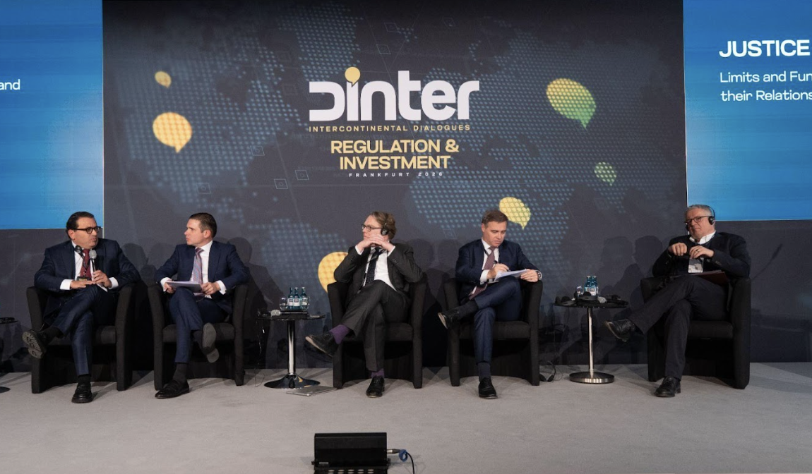 Autoridades e juristas participam de painel em Frankfurt sobre limites das cortes constitucionais e relação com o Parlamento.