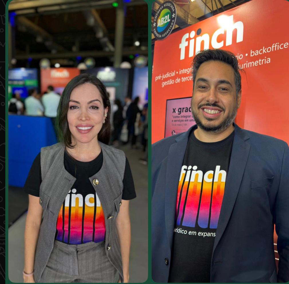 Dois profissionais da Finch posam durante a AB2L Lawtech Experience, em ambiente de evento corporativo, com estande da empresa ao fundo