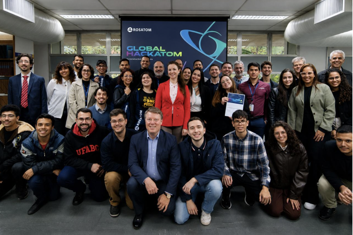 Estudantes, professores e representantes da Rosatom e do IPEN reunidos na etapa brasileira do Global HackAtom 2026, em São Paulo