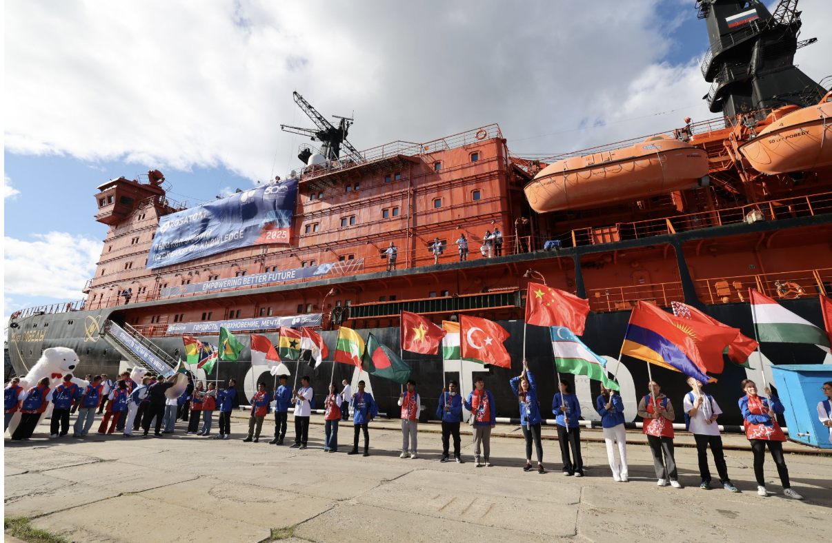Jovens de diferentes países posam diante de quebra-gelo nuclear em projeto internacional da Rosatom voltado à ciência, tecnologia e exploração do Ártico