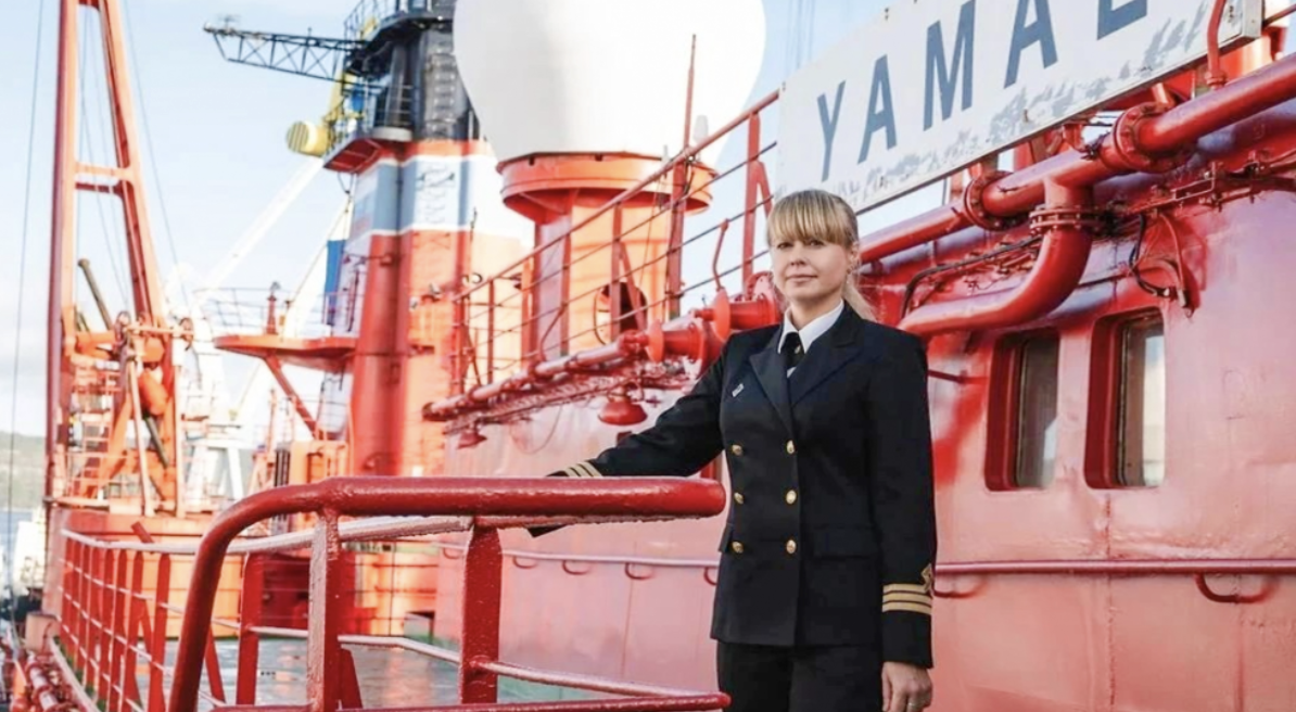 Marina Starovoitova posa de uniforme no quebra-gelo nuclear Yamal, embarcação da frota civil russa operada pela Rosatom.