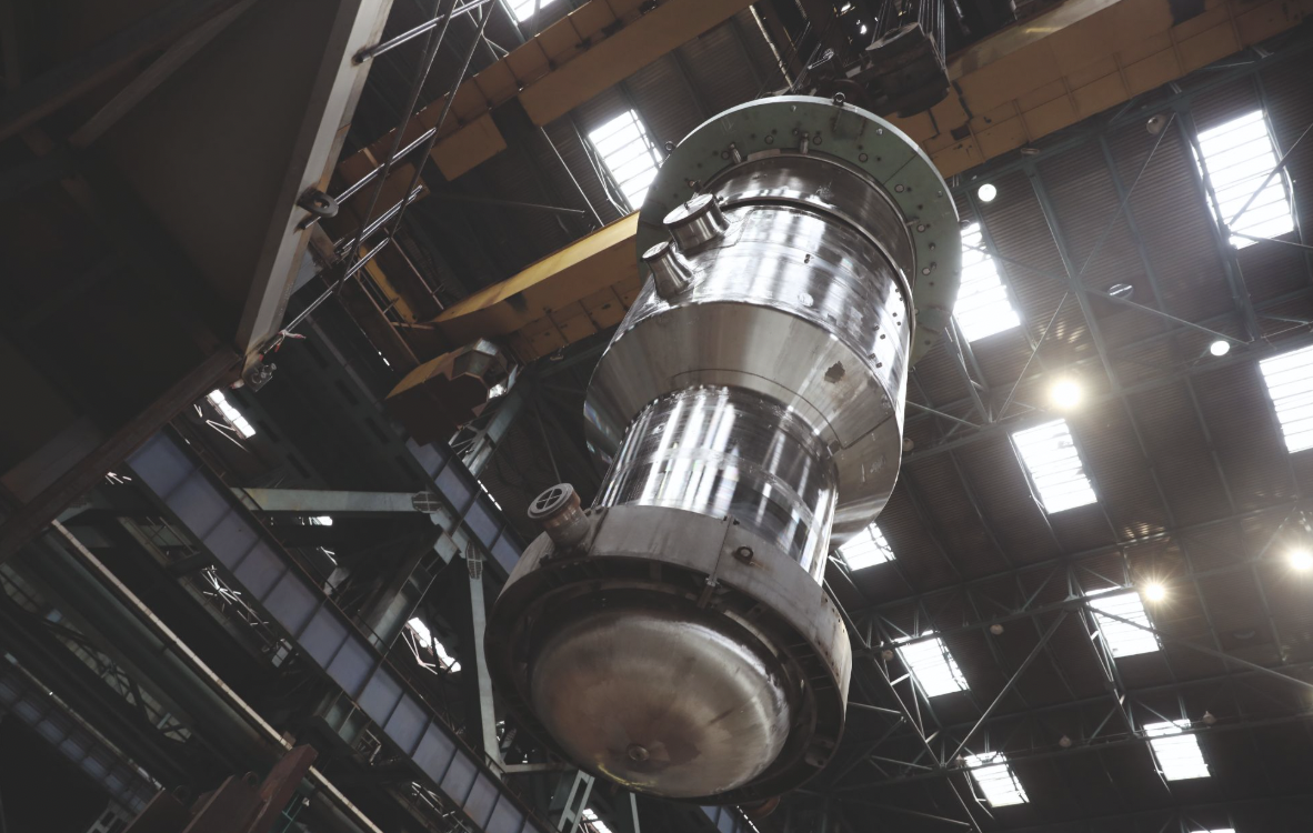 Componente industrial de reator nuclear em instalação de pesquisa, representando o avanço do MBIR em estudos de materiais, radioisótopos e combustíveis nucleares