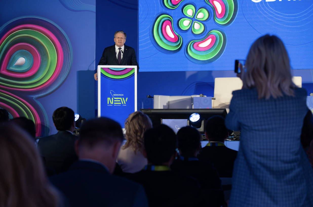Palestrante discursa em fórum internacional sobre energia nuclear diante de plateia, durante evento da Rosatom em Obninsk, na Rússia