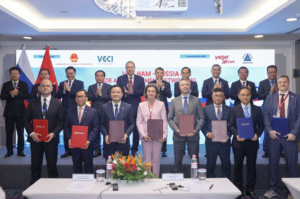 Representantes da Rosatom, da Petrovietnam e de instituições parceiras posam após assinatura de acordo para criação de centro de tecnologias aditivas no Vietnã