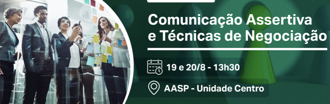 Profissionais conversam em ambiente corporativo durante atividade em grupo, em imagem que representa comunicação assertiva, negociação e construção de consensos