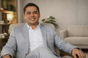 Retrato do médico perito Anísio Pinheiro, autor de artigo sobre os impactos da escala 6x1 na saúde do trabalhador e na produtividade