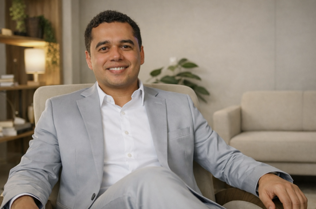Retrato do médico perito Anísio Pinheiro, autor de artigo sobre os impactos da escala 6x1 na saúde do trabalhador e na produtividade