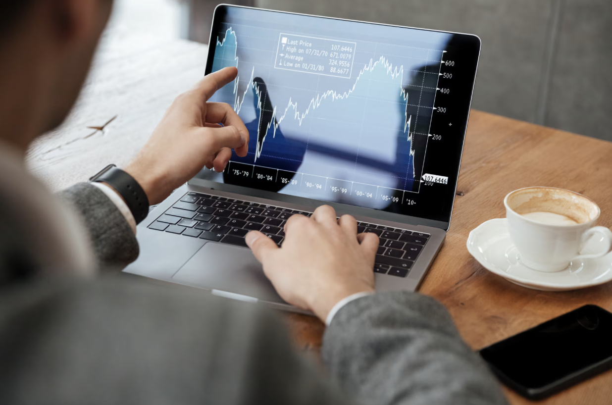 Profissional analisa gráficos de desempenho em notebook, em imagem que representa o uso de indicadores para medir eficiência, produtividade e retorno sobre investimentos em Legal Tech