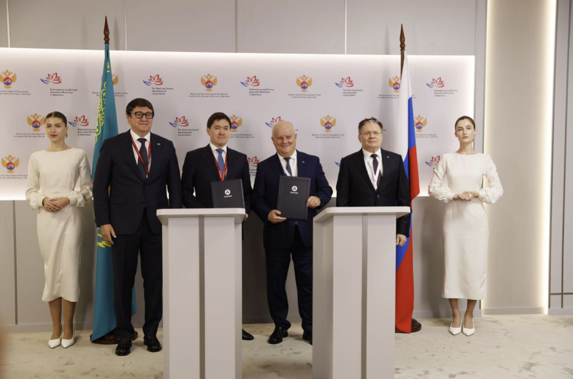 Representantes da Rosatom e do Cazaquistão durante cerimônia de assinatura do contrato para construção da Usina Nuclear de Balkhash