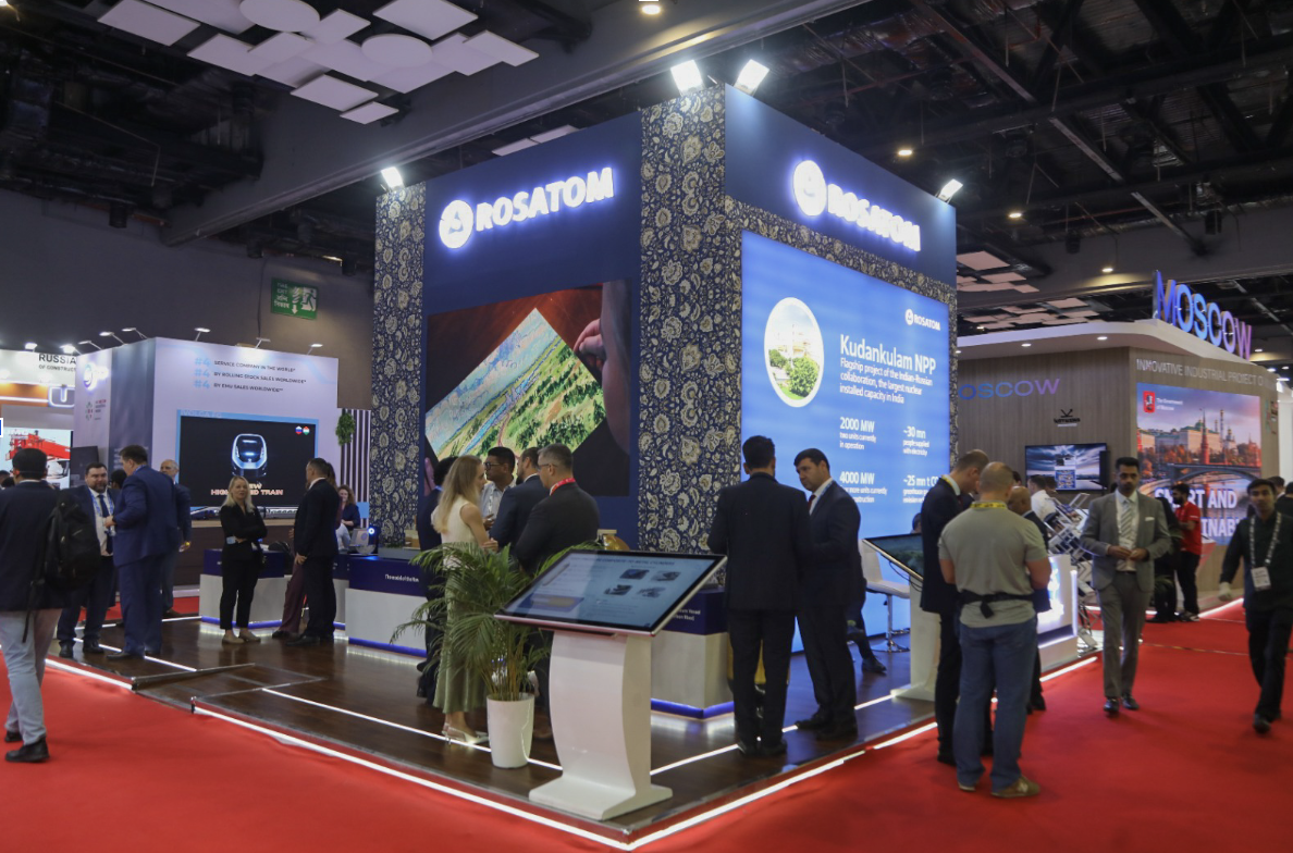 Estande da Rosatom na INNOPROM India, onde a companhia apresentou soluções em energia nuclear, impressão 3D, materiais estratégicos e digitalização.