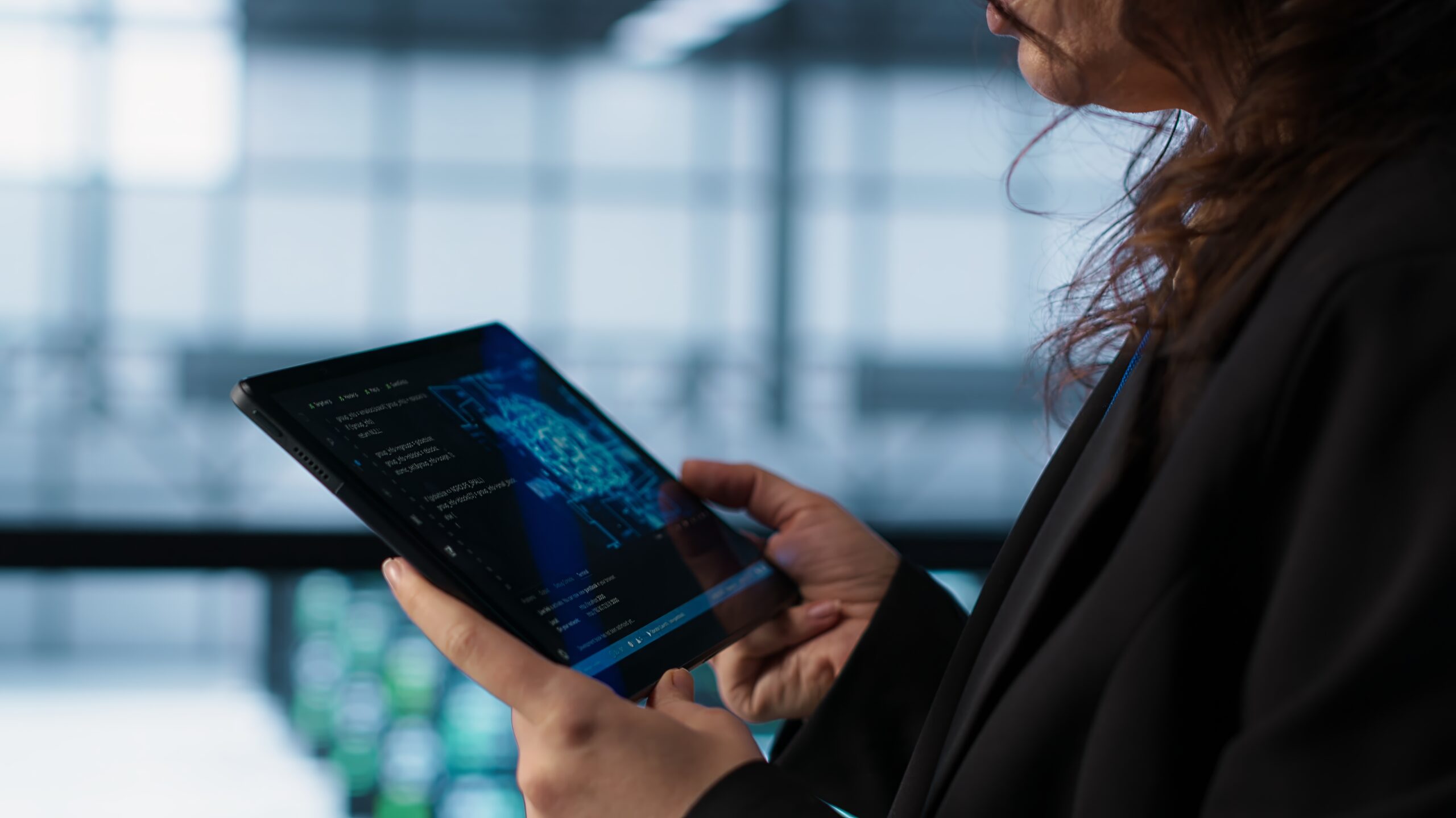 Profissional utiliza tablet com interface de inteligência artificial em ambiente corporativo, em referência ao uso crescente de IA na rotina da Advocacia.