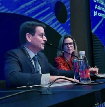 Ex-Presidente da Associação, Renato Cury, e a Presidente da AASP, Paula Lima Hyppolito Oliveira, na mesa de abertura